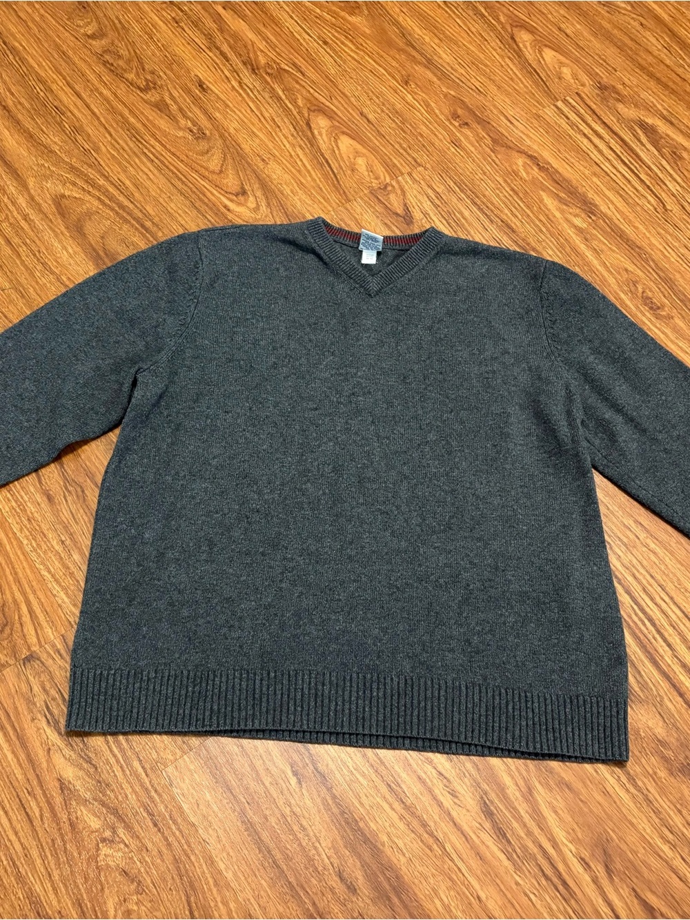 Old Navy Men’s Gray V-neck sweater pullover in size L